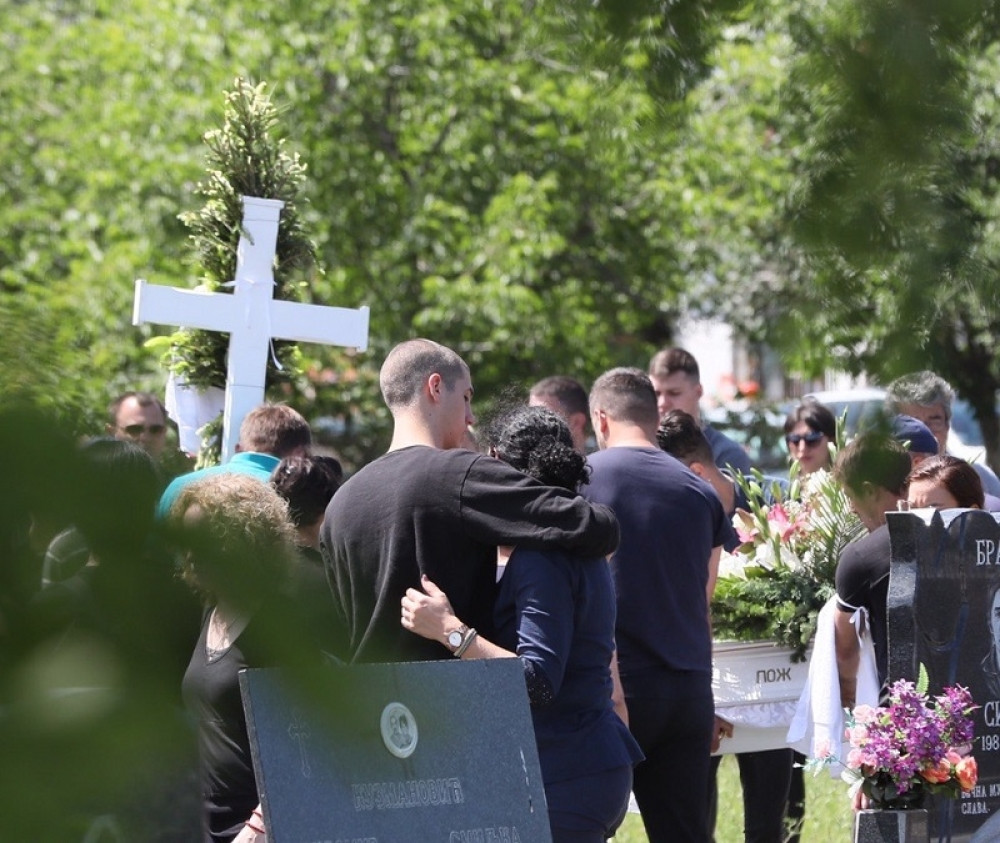 Filipe, voli te mama! - ponavljala je majka Marina gušeći se u suzama dok su kovčeg spuštali u grob (FOTO)