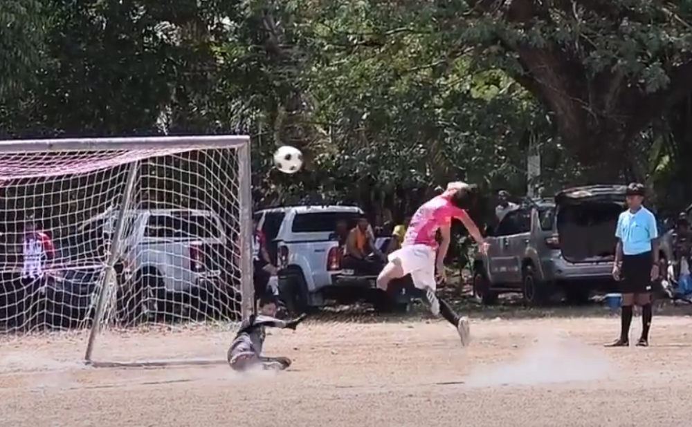 Lopta se odbila od stative i onesvestila ga, Hitna pomoć intervenisala (VIDEO)