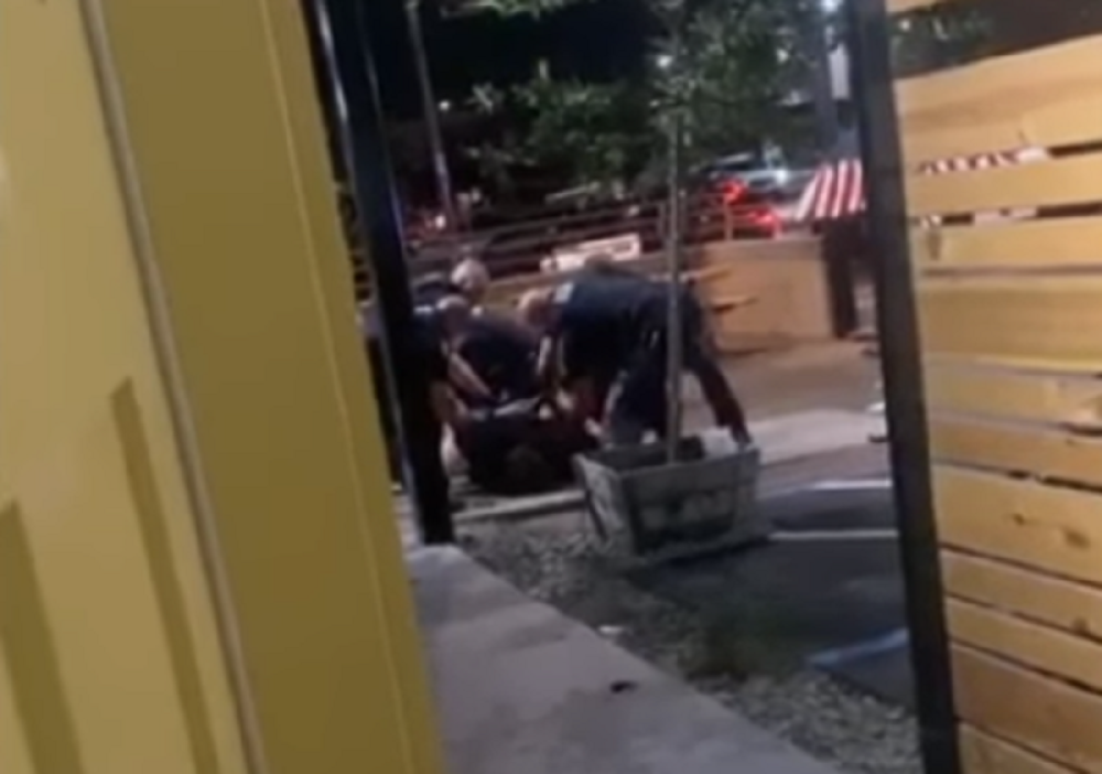 Muškarac grizao svoje udove, a komade mesa pljuvao po ulici! (UZNEMIRUJUĆI VIDEO)