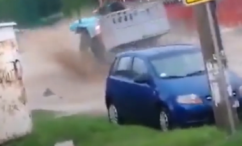 Kiša ne prestaje, poplave izazvale kolaps (VIDEO)