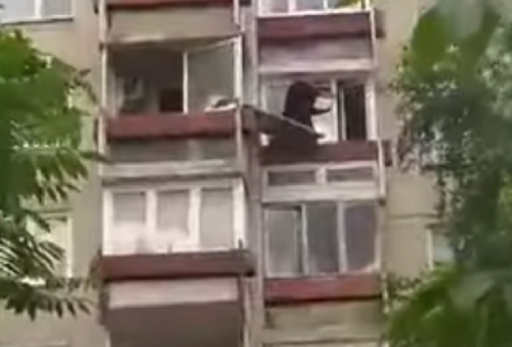 Vatrogasci pokušavaju da ga spasu (VIDEO)