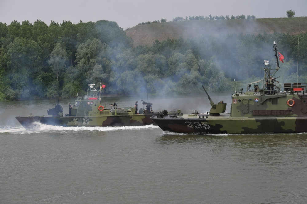 Rafalna paljba sa vode kod Titela (FOTO)