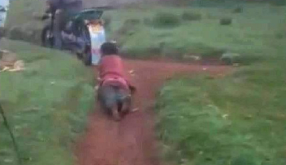 Ženu vezali za motocikl pa vukli (FOTO/VIDEO)