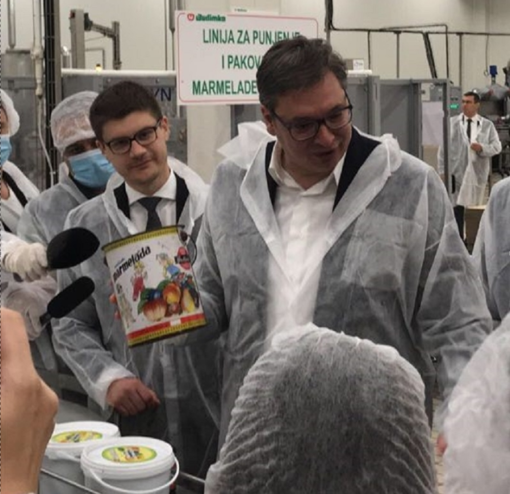 Vučić u fabrici video legendarnu scenu, setio se svoje mladosti i odmah je pitao koliko košta (FOTO)