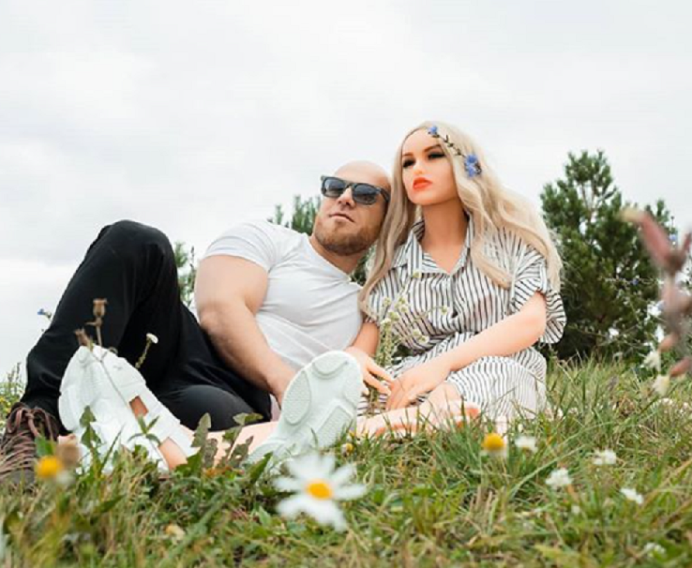 Bodibilder zaljubljen u marionetu - ljubi je, vodi svuda i žali što ne kuva (FOTO)