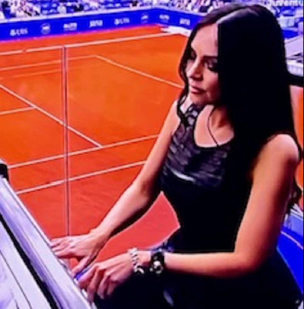 Beogradska publika slušala Betovena, "Queen" i ostale muzičke hitove, a Lola mamila uzdisaje u crnoj kožnoj kombinaciji! (FOTO/VIDEO)