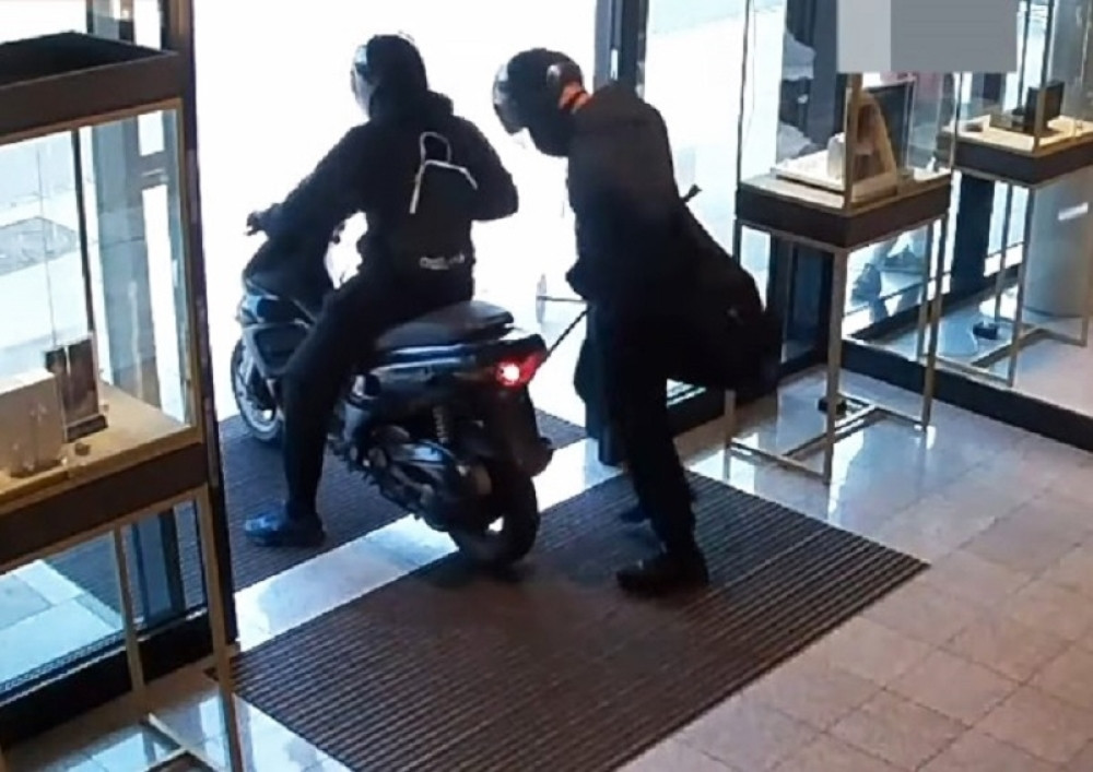 Pljačkaši na motoru se dali u beg, ali je patrolno vozilo sve promenilo! Nisu imali šanse (VIDEO)