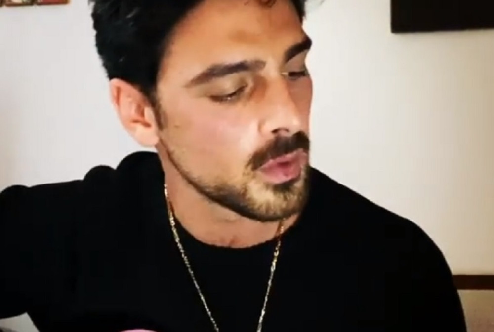 Maltretira žene, ali one ga i dalje progone! Zbog njegove uloge ga mole da ih kidnapuje, a niko ne može da poveruje koliko godina ima!