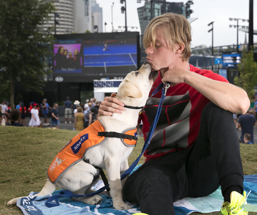 Ušli slepi alkoholičar i njegov pas vodič u kafanu...