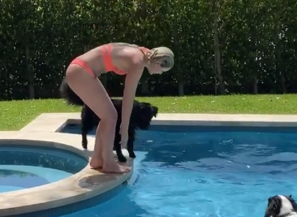 Penzionerka mami muške uzdahe, kad se skine sve oko nje stane! (FOTO)