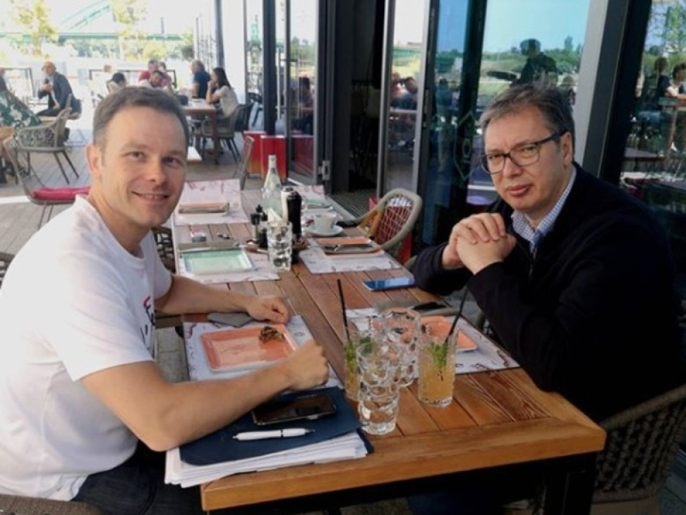 Predsednik Vučić i Siniša Mali ležerno prošetali pored Save, pa seli u restoran na iznenađenje prisutnih  (FOTO)