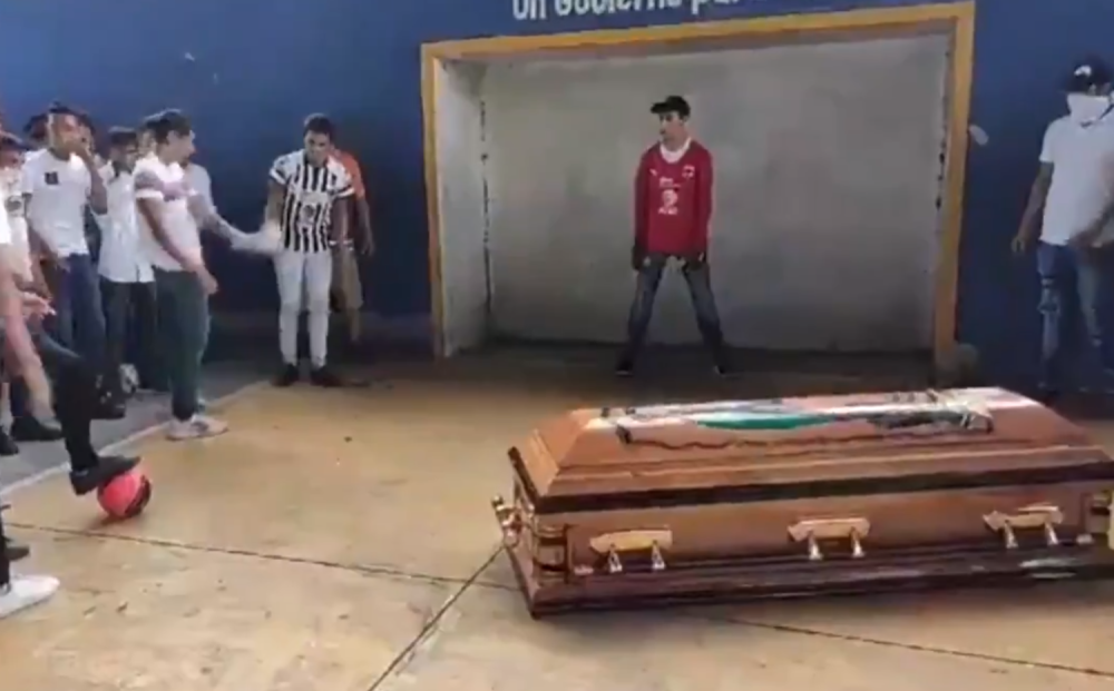 Postigao poslednji gol na svojoj sahrani, mladog fudbalera policija ubila, oproštaj njegovih drugara se prepričava širom sveta! (VIDEO)