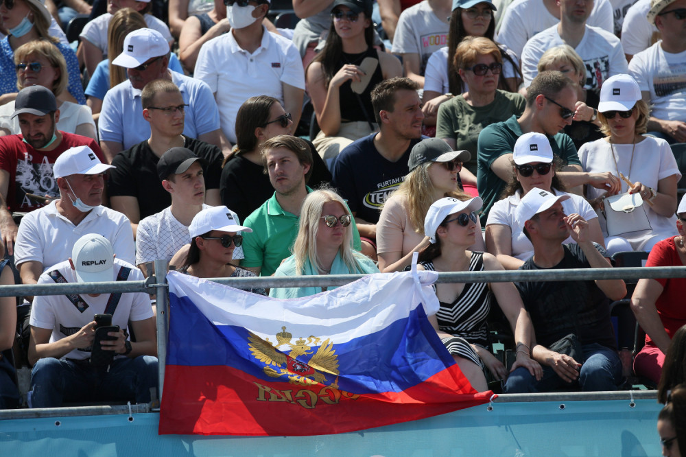 Vrela srpska pevačica i prelepa glumica mamile muške uzdahe tokom meča Đoković - Troicki (FOTO)
