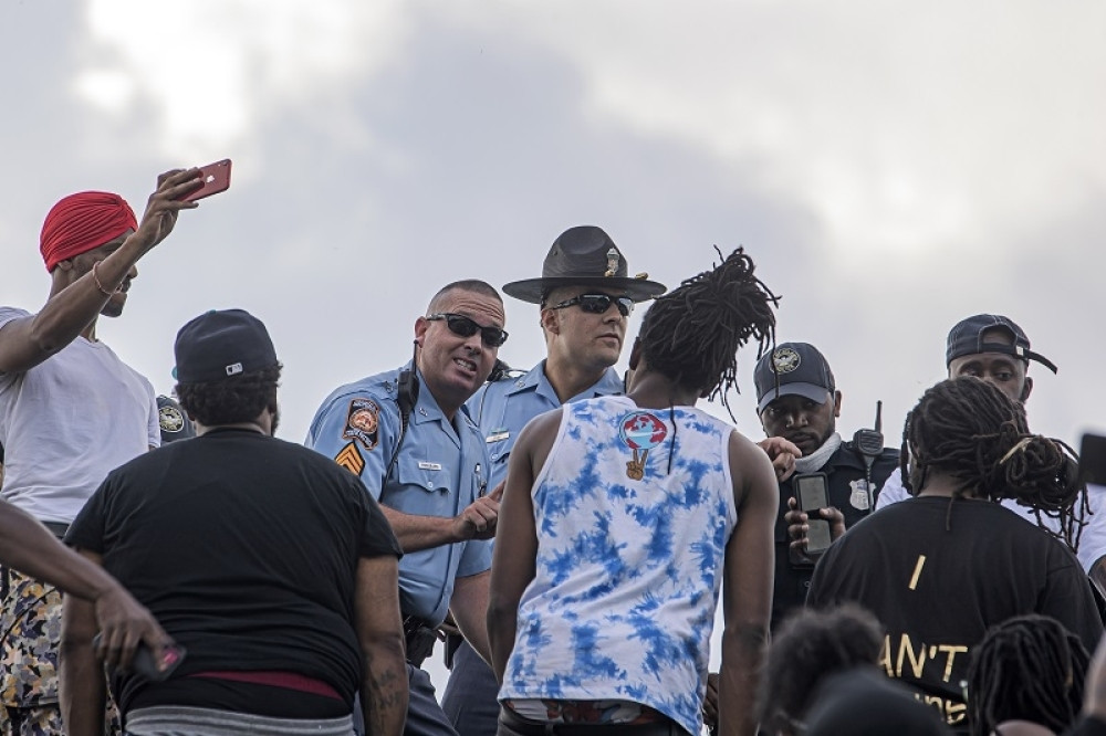 Haos zbog ubijenog Afroamerikanca, nasilje na ulicama, besni građani zapalili restoran (FOTO/VIDEO)
