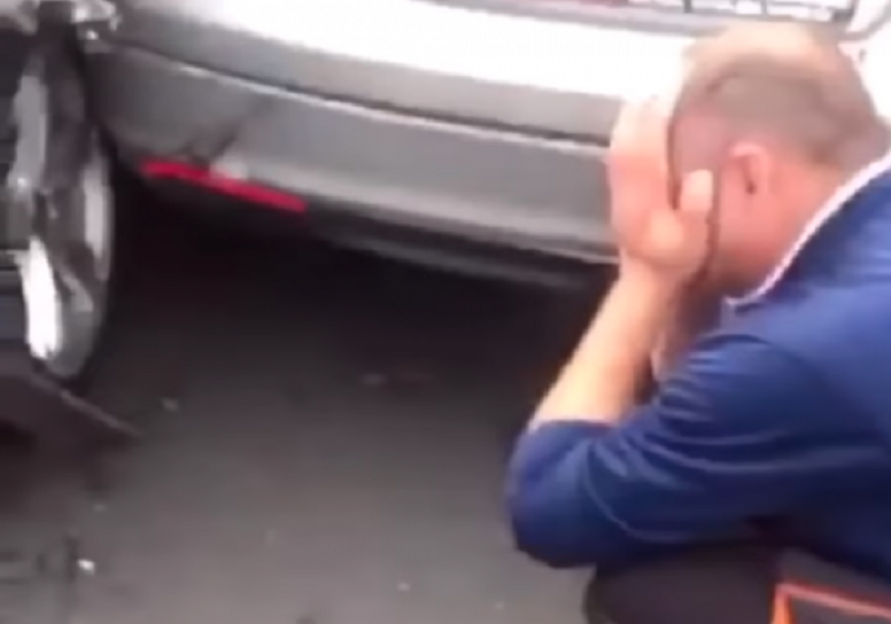 Oduzmite mu dozvolu! Vozač divlja putem i sve snima telefonom, a kada je izašao iz auta samo se uhvatio za glavu