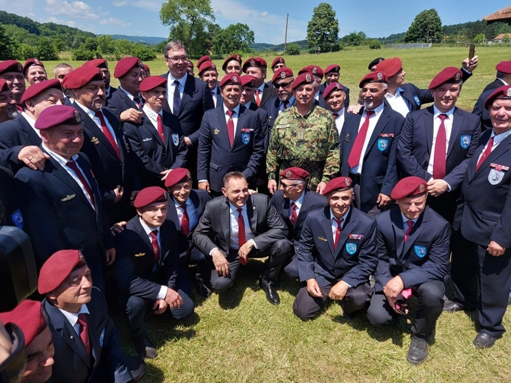 Scena u Takovu posebno upečatljiva: Vučić zastao da se slika, a onda je prišao vojni veteran: "Mi smo zemljaci, hajde predsedniče..."