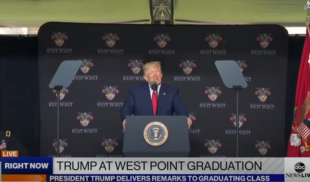 Donald Tramp bolestan? Tokom važnog govora nije mogao da drži čašu u ruci (VIDEO)