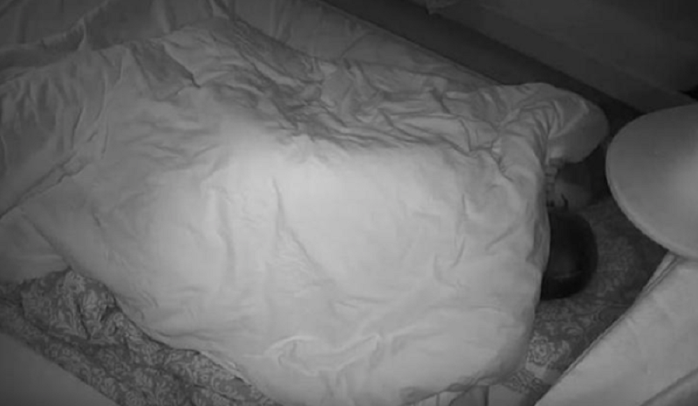 Rođena baba je gleda dok ona sa dečkom urniše krevet od se**a!