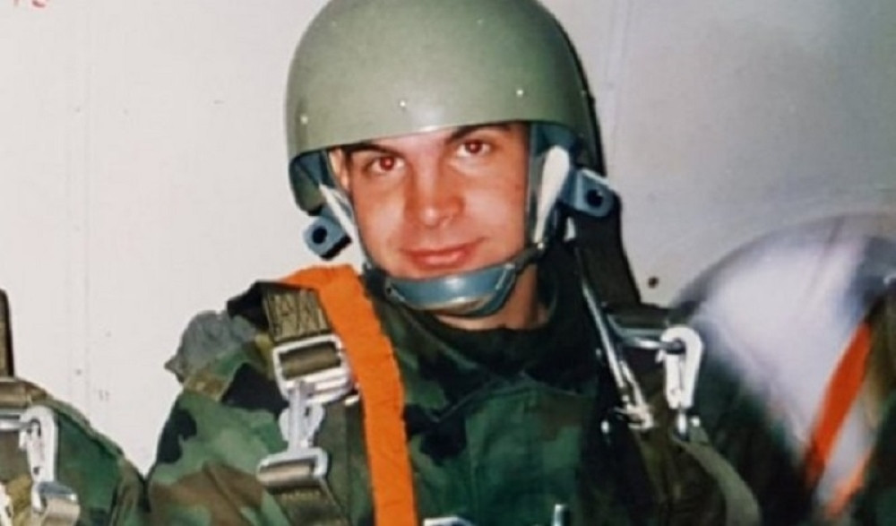 Sada je lider partije, a nekada je bio pripadnik 63. padobranske