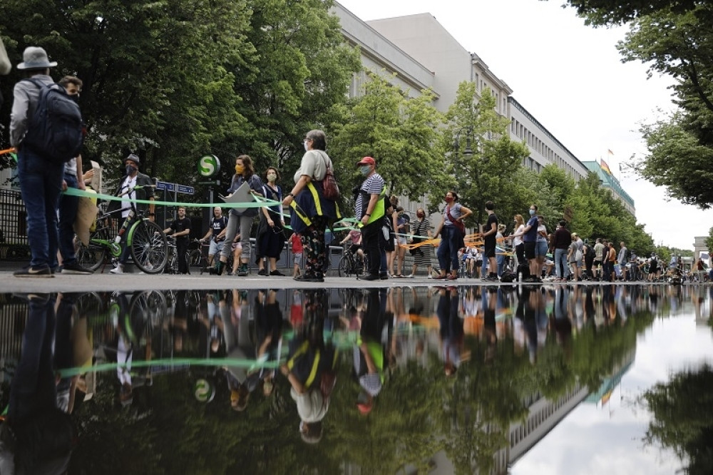Formiran ljudski lanac u Berlinu (FOTO)