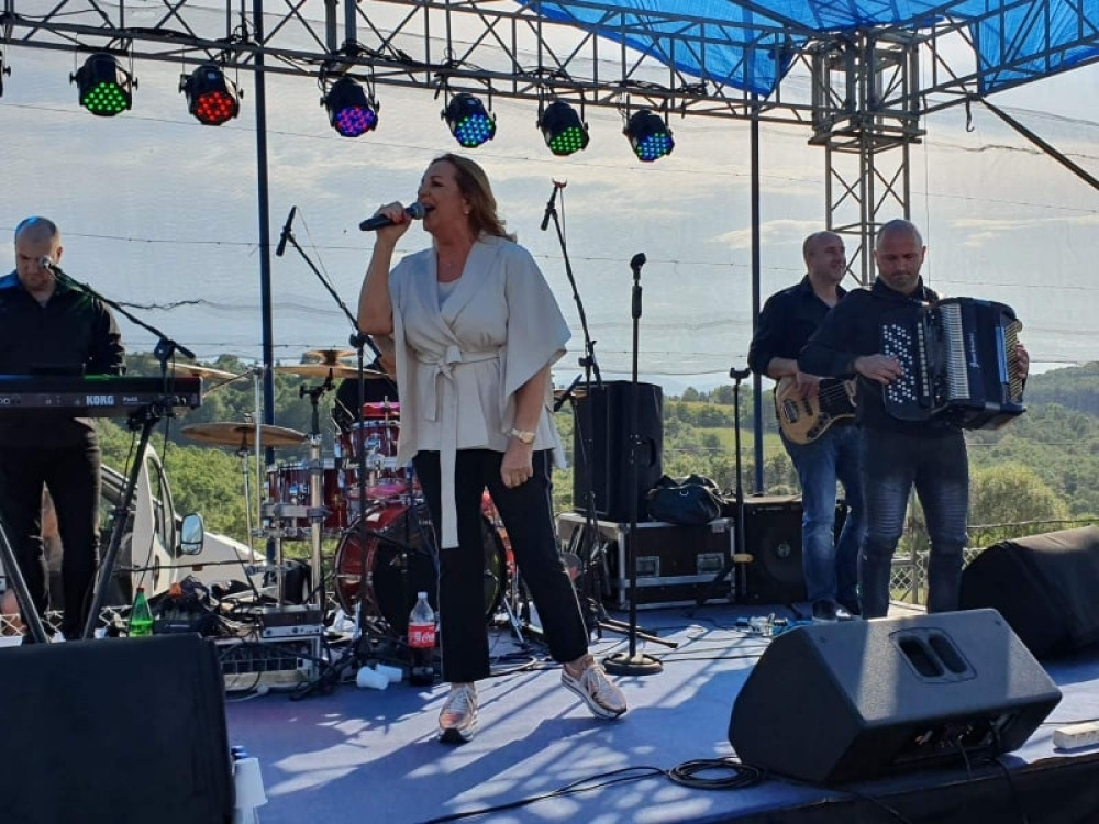 Pokazala skriveni talenat! Ana Bekuta došla na prvi nastup posle pandemije i oduševila publiku! (VIDEO)