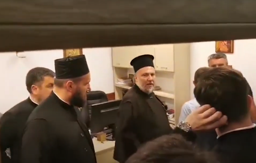 Milova policija upala u Saborni hram, narod čuva protojereja Mirčetu!