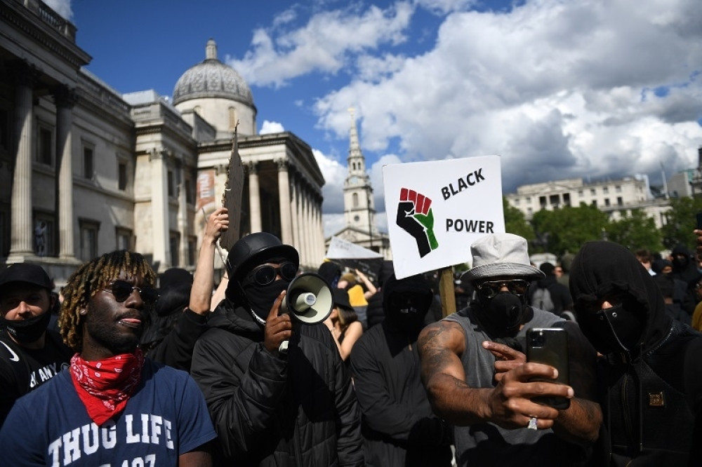 Afrikanac spasao belca od pobesnelih ultradesničara (FOTO)