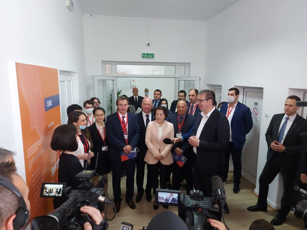 Predsednik Vučić se sreo sa robotom Emom, počeo je razgovor koji niko nije očekivao! (VIDEO)