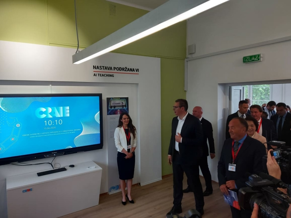 "Ma ne želim bežao sam od toga... evo Šarčević hoće", Vučić izazvao salve smeha kada se našao ispred pametne table