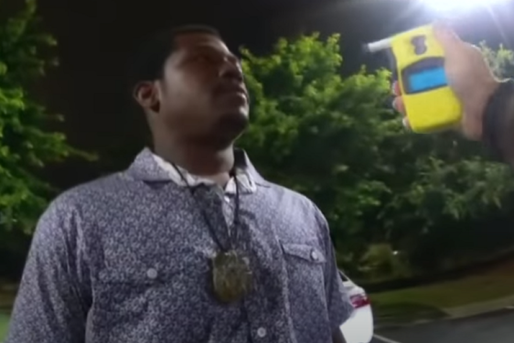 Mirno je pričao sa policajcima, a onda su mu pucali u leđa VIDEO)