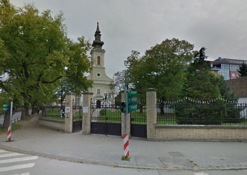 Mirno ušao u dvorište crkve, naoružan užasavajućim predmetima, pa iskasapio oca