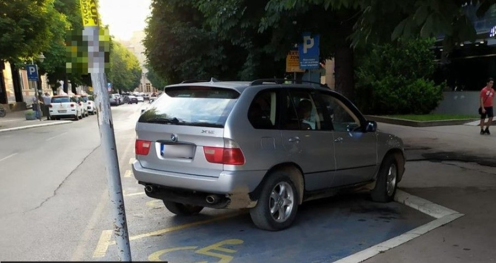Ne samo što vozi džipa i "može" da parkira gde hoće, već zauzme dva mesta koja ni u ludilu ne sme! (FOTO)