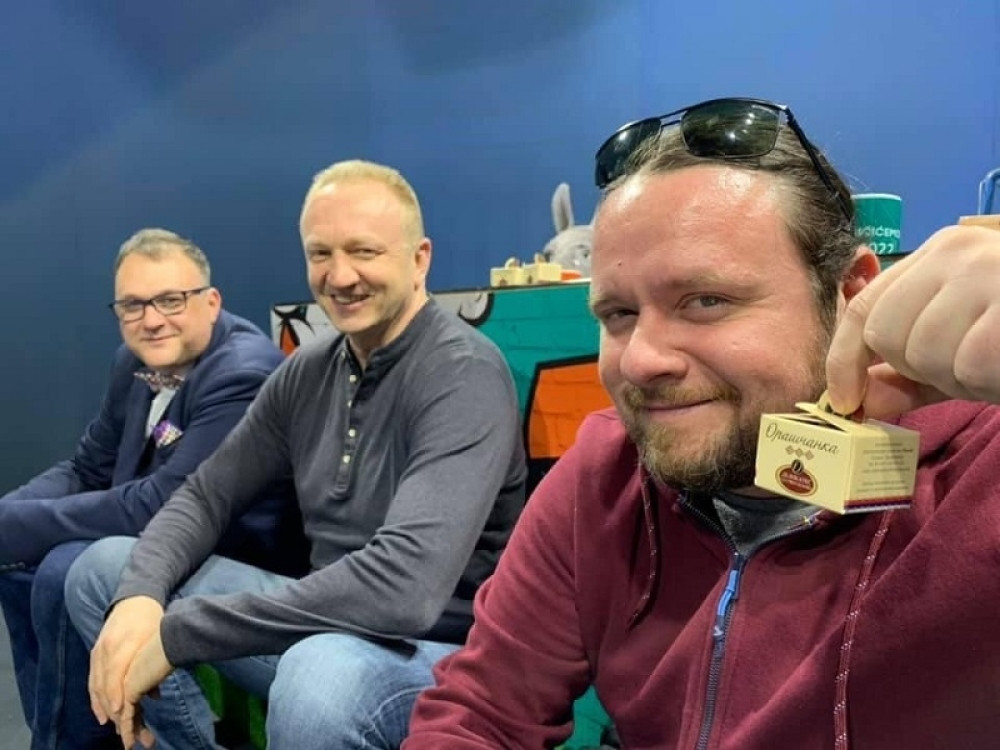 Simpatizer Obradovića i Đilasa udario na navijače Crvene zvezde i Partizana! (FOTO/VIDEO)