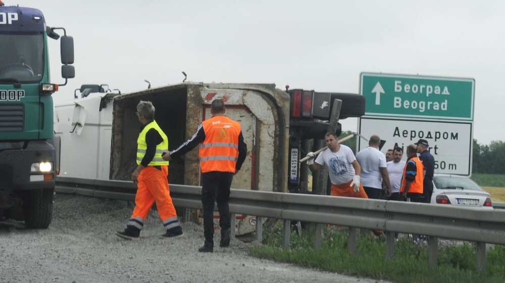 Prevrnuo se šleper sa prikolicom u smeru ka Beogradu, saobraćaj samo jednom trakom (FOTO)