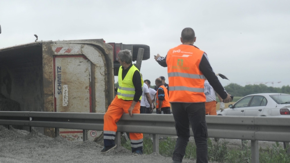 Nesreća rano jutros kod Sremske Mitrovice, saobraćaj u kolapsu
