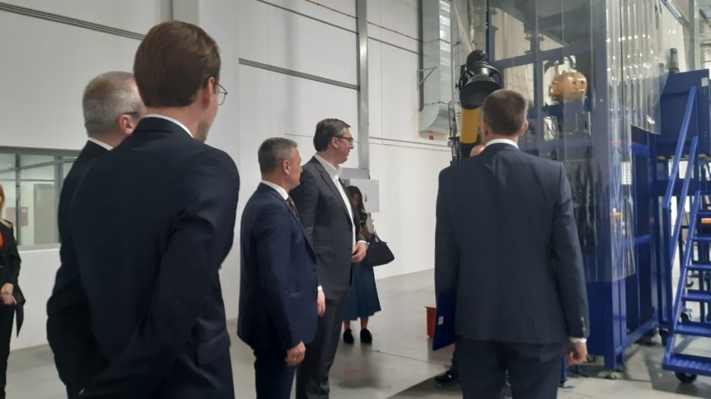 Vučić u fabrici najboljih mašina: Kad vidite da neko vozi "Porše" da znate, to ne bi moglo bez Srbije
