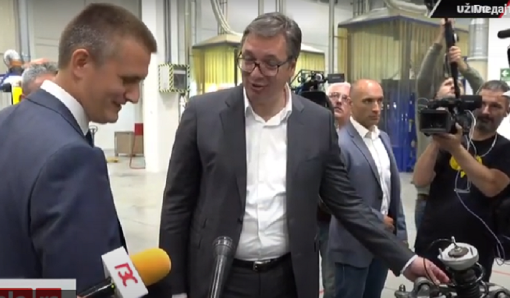 Predsednik Vučić se opekao prilikom obilaska proizvodnog pogona (FOTO)