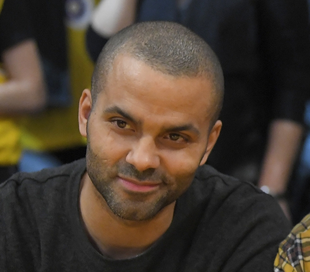 Parker ima puno poverenje u brata, dao mu je funkciju prvog trenera tima