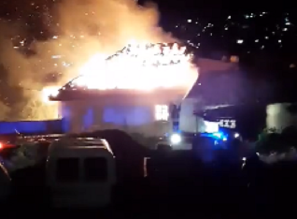 Nisu hteli da prodaju kuću u Orahovcu, pa su im je zapalili (VIDEO)