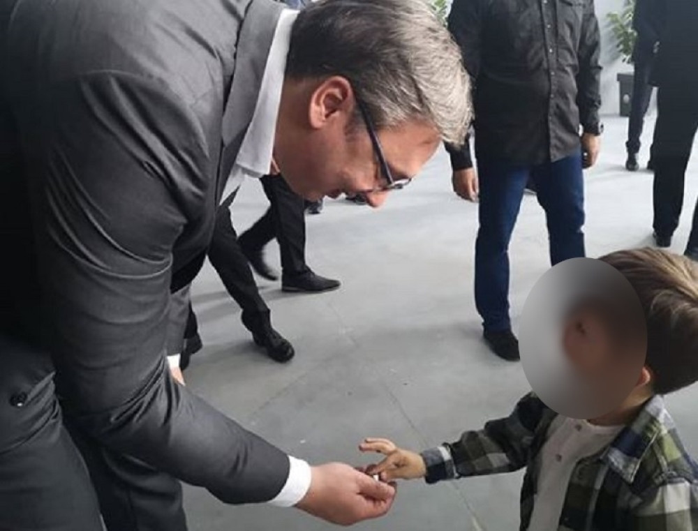 Aleksandar Vučić u Čačku od dečaka Tadije na poklon dobio neobičnu kockicu za sina Vukana