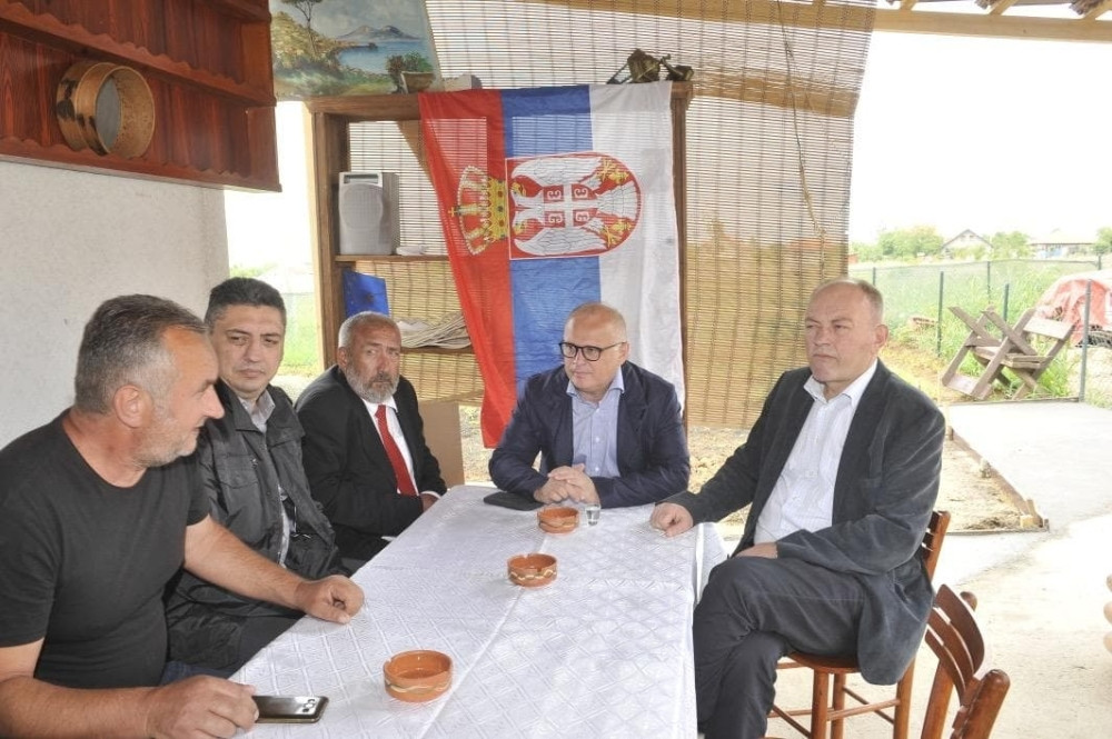 Goran Vesić obišao porodice sa Kosova koje su dobile kuće u Ostružnici