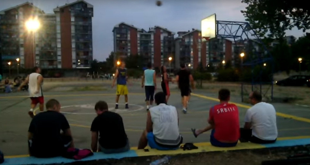 Napao grupu momaka nožem iz čista mira, dvoje povređeno!