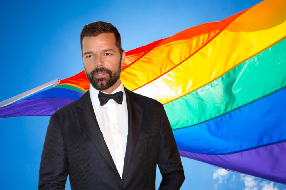 Riki Martin se obnažio, zaigrao sa zastavom duginih boja i pozvao na borbu za ljudska prava! (VIDEO)