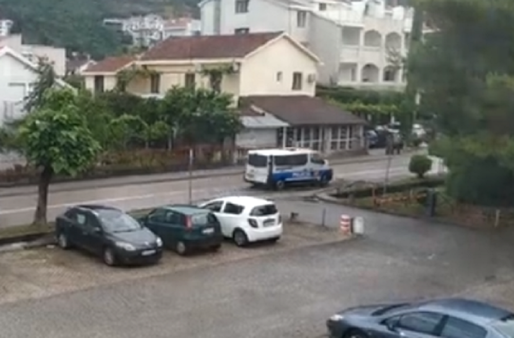 U toku napad pojačanih policijskih snaga na zgradu Opštine