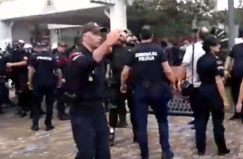 Zabeležen najnoviji oblik torture nad Srbima u Budvi, usred policijske stanice!