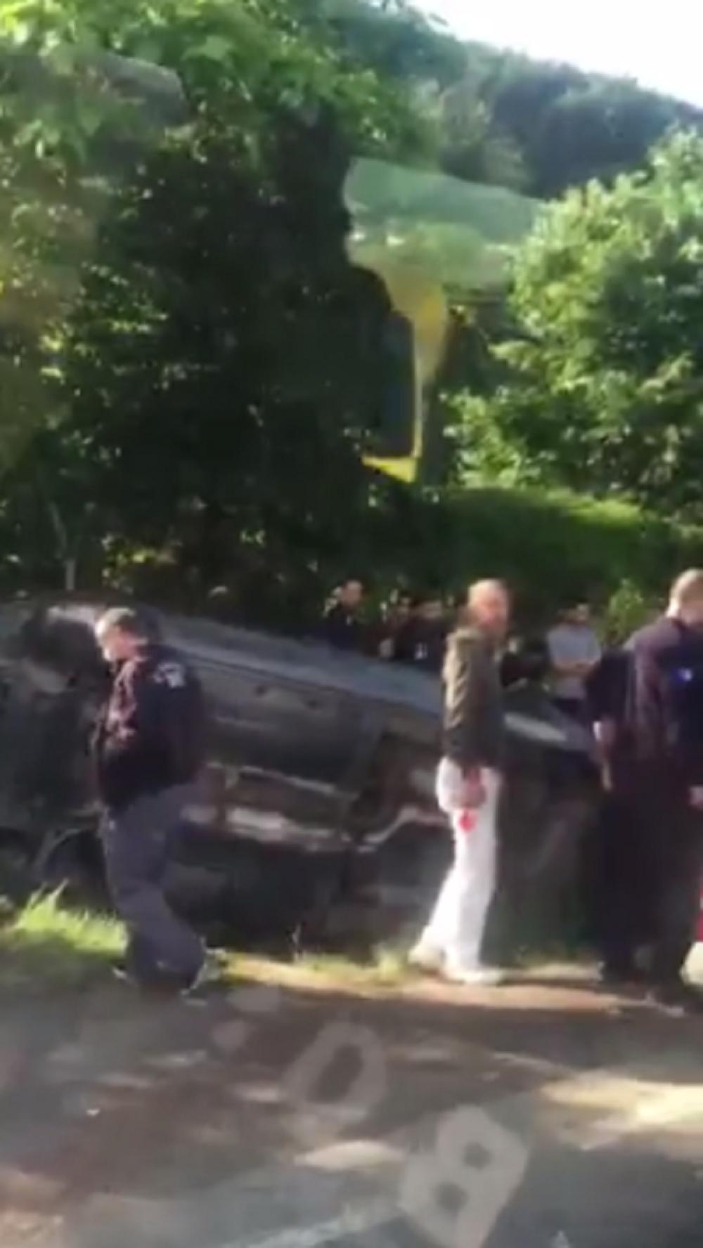 Putnici ispali iz auta pa povređeni ležali pored prevrnutog vozila (FOTO)