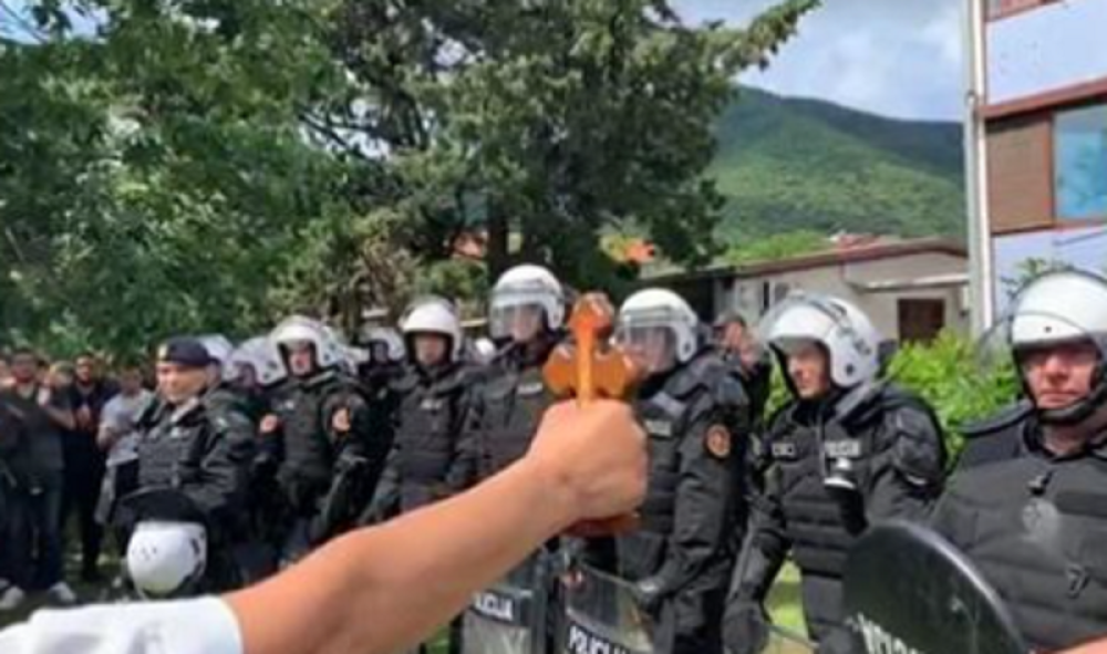 Haos u Budvi ne prestaje! Policija bacala suzavac na ljude, Budvani uzvratili udarac