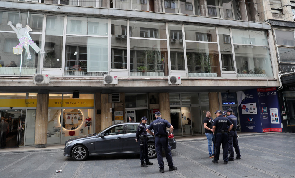 Pripiti vozač uleteo automobilom u pešačku zonu (FOTO)