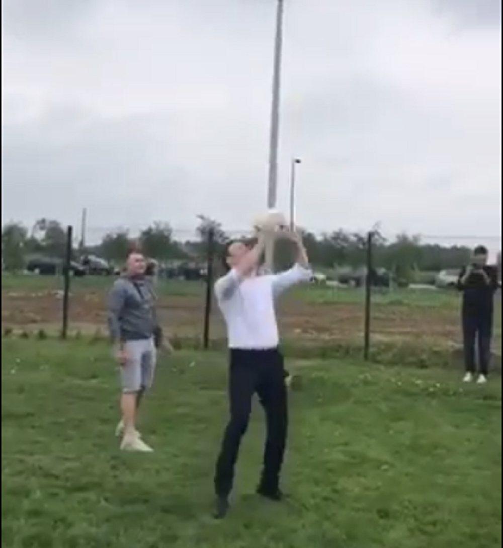 Siniša Mali zasukao rukave, pa stao na mrežu, smeč lopta poletela pravo ka njemu (VIDEO)