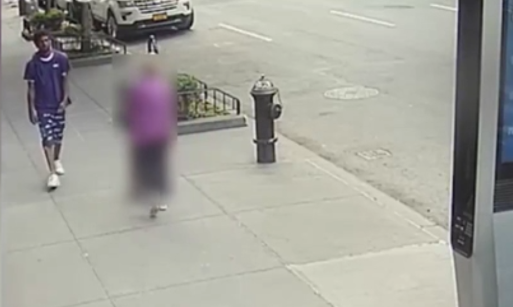 Udario staricu (92) iz čista mira, ona lupila glavom u hidrant (VIDEO)